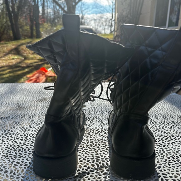 Hairstylist black boots worn 1x size 41 or 10 woman’s fit like 9.5 - Picture 3 of 3